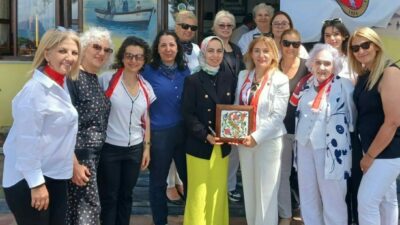 Türk Kadınlar Birliği Bursa Şubesi Başkanı Tijen Sözeri ve yönetim