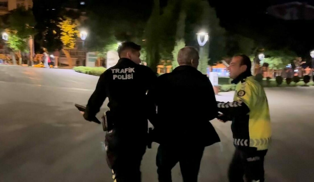 Bursa’da uygulama yapan ekipleri gören alkollü sürücü, aracını yol ortasına
