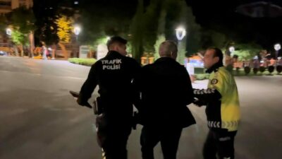 Bursa’da uygulama yapan ekipleri gören alkollü sürücü, aracını yol ortasına