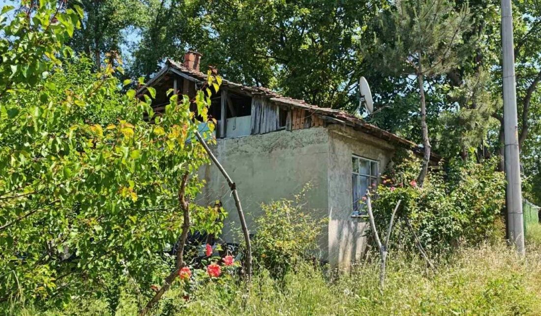 Bursa’nın İnegöl ilçesinde üzüm yaprağı toplarken çatıdan düşen kadın yaralandı.