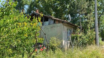 Bursa’nın İnegöl ilçesinde üzüm yaprağı toplarken çatıdan düşen kadın yaralandı.