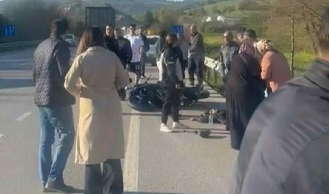 Yenişehir’de kontrolden çıkan motosiklet devrildi: 1 ölü, 1 yaralı Bursa’nın Yenişehir ilçesinde meydana gelen kazada, kontrolden çıkan motosikletin devrilip