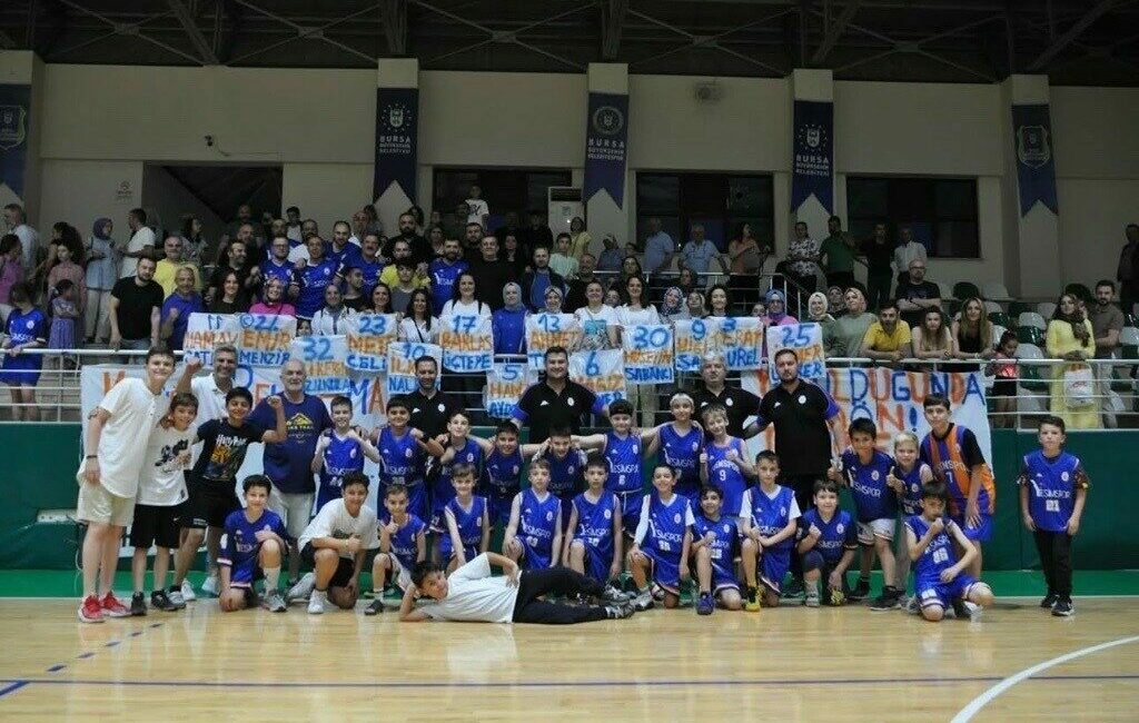 Grubunu birinci sırada tamamlayan Yeşim Spor, U-10 Erkekler Ligi’nde namağlup