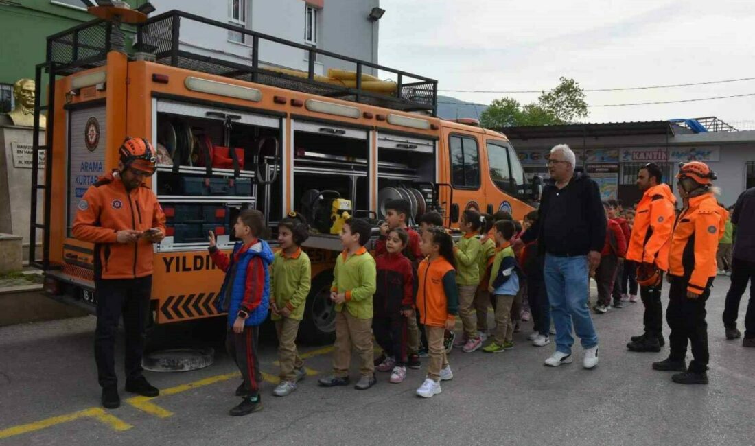 Yıldırım Beledisi’nden 6 bin öğrenciye afet eğitimi Yıldırım Belediyesi Afetİşleri Müdürlüğü ekipleri, 16 okulda 6 bin öğrenciye
