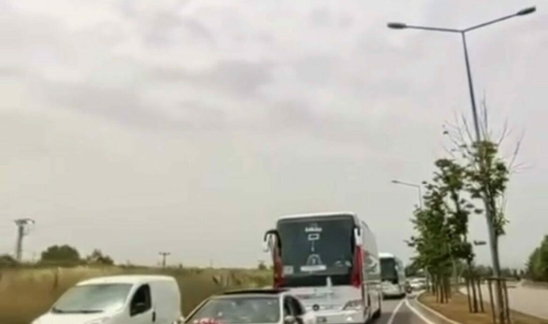 Bursa’da düğün aracı olarak yolcu otobüsünü tercih eden damat ve