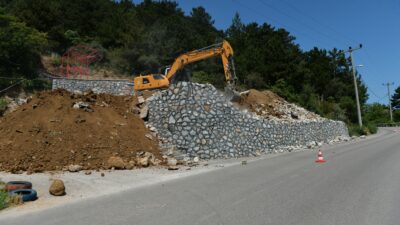Osmangazi Belediyesi Uludağ’ın eteklerinde kaçak yollarla yapılan 50 metre uzunluğundaki