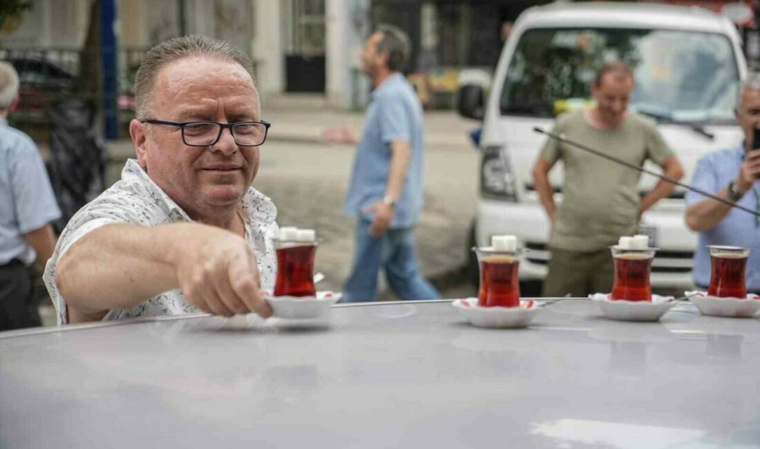 Bursa’da esnaflık yapan Ali İhsan Olcay, çaylarını 50 metre mesafedeki