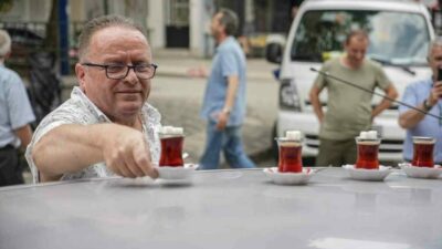Bursa’da esnaflık yapan Ali İhsan Olcay, çaylarını 50 metre mesafedeki