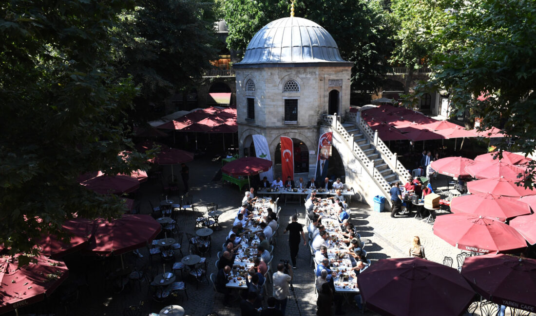 Kozahan aslına uygun yenileniyor Osmangazi Belediye Başkanı Erkan Aydın, Kozahan esnafıyla kahvaltı programında bir