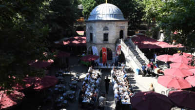 Osmangazi Belediye Başkanı Erkan Aydın, Kozahan esnafıyla kahvaltı programında bir