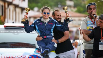 Osmangazi Belediyesi’ni ralli pistlerinde temsil eden bedensel engelli kadın ralli