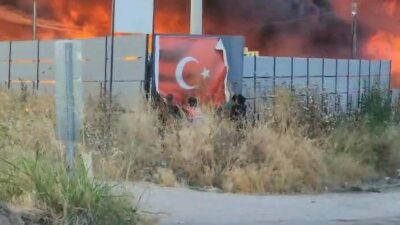 Bursa’nın Mustafakemalpaşa ilçesinde plastik fabrikasındaki yangında alevlerin arasında kalan Türk