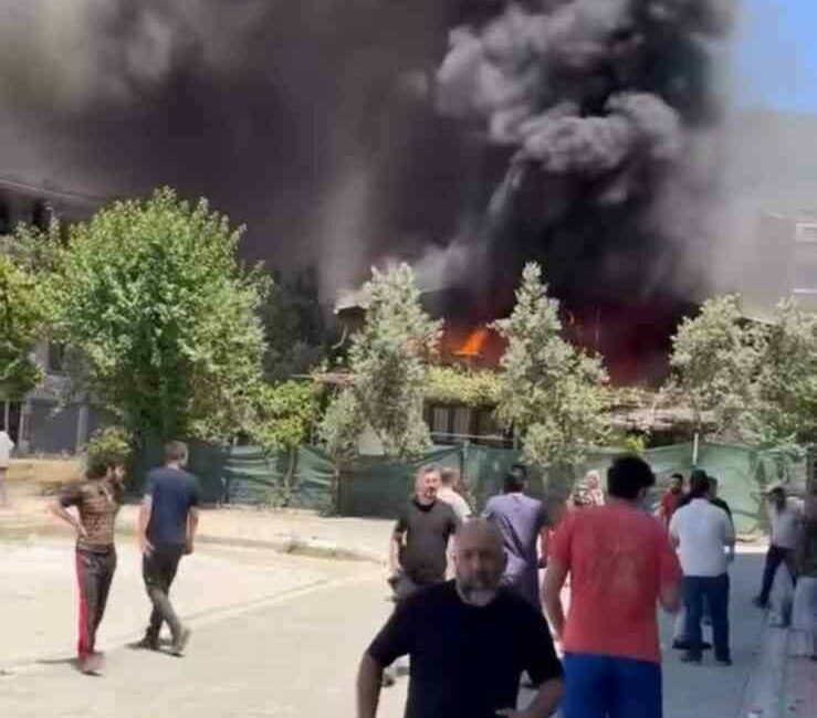 Bursa’nın Gemlik ilçesinde bir apartmanın çatı katında çıkan yangın korku
