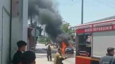 Bursa’da 40 dereceyi bulan hava sıcaklığında bir otomobil alev alev