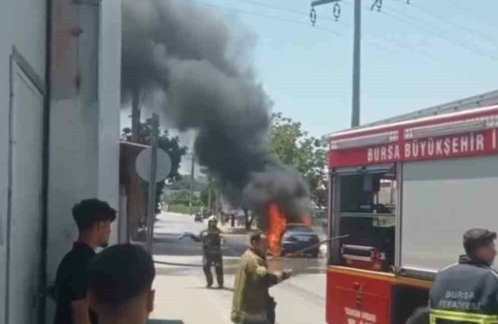 Bursa’da 40 dereceyi bulan hava sıcaklığında bir otomobil alev alev