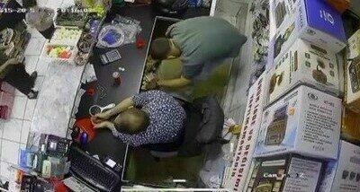 Bursa’nın Yıldırım ilçesinde bir iş yerinde çakmakla oynayan çalışan kişi