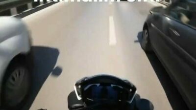 Bursa’da trafikte seyir halinde olan motosiklet sürücüsünün önü bir otomobil