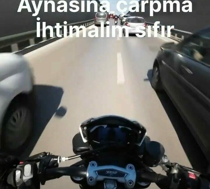 Bursa’da trafikte seyir halinde olan motosiklet sürücüsünün önü bir otomobil