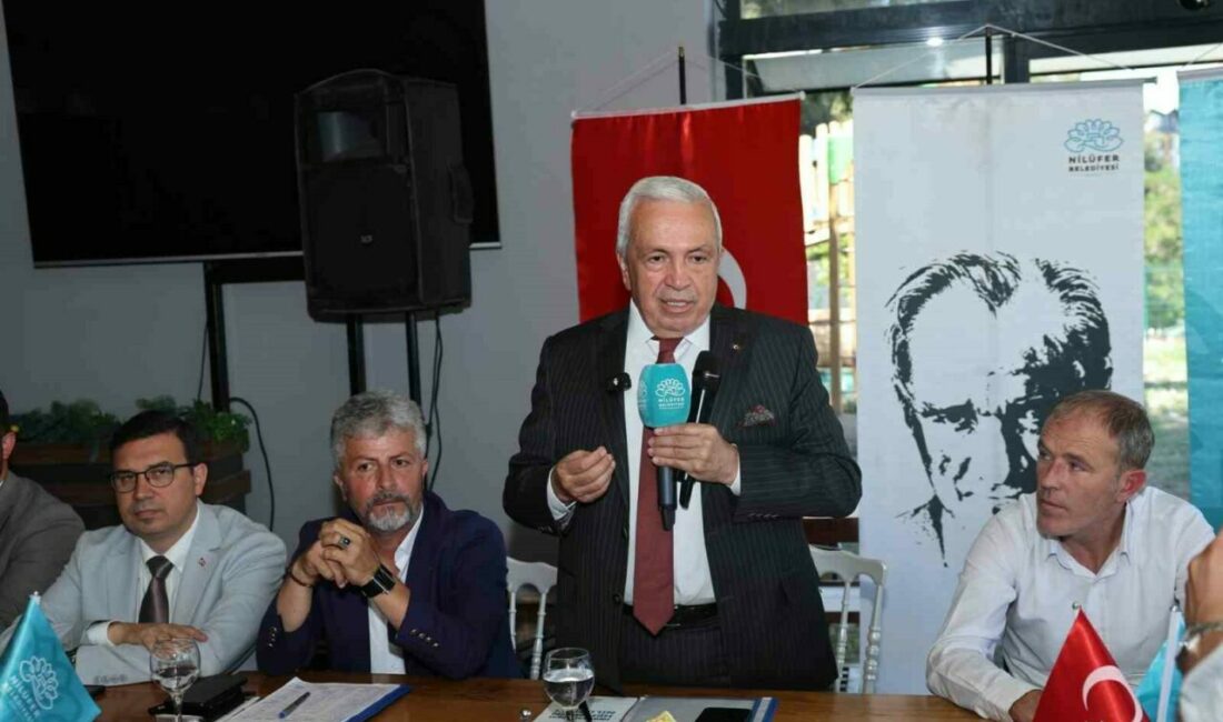 Nilüfer Belediye Başkanı Şadi Özdemir, muhtarlar toplantısında mahallelerde hayata geçirilen