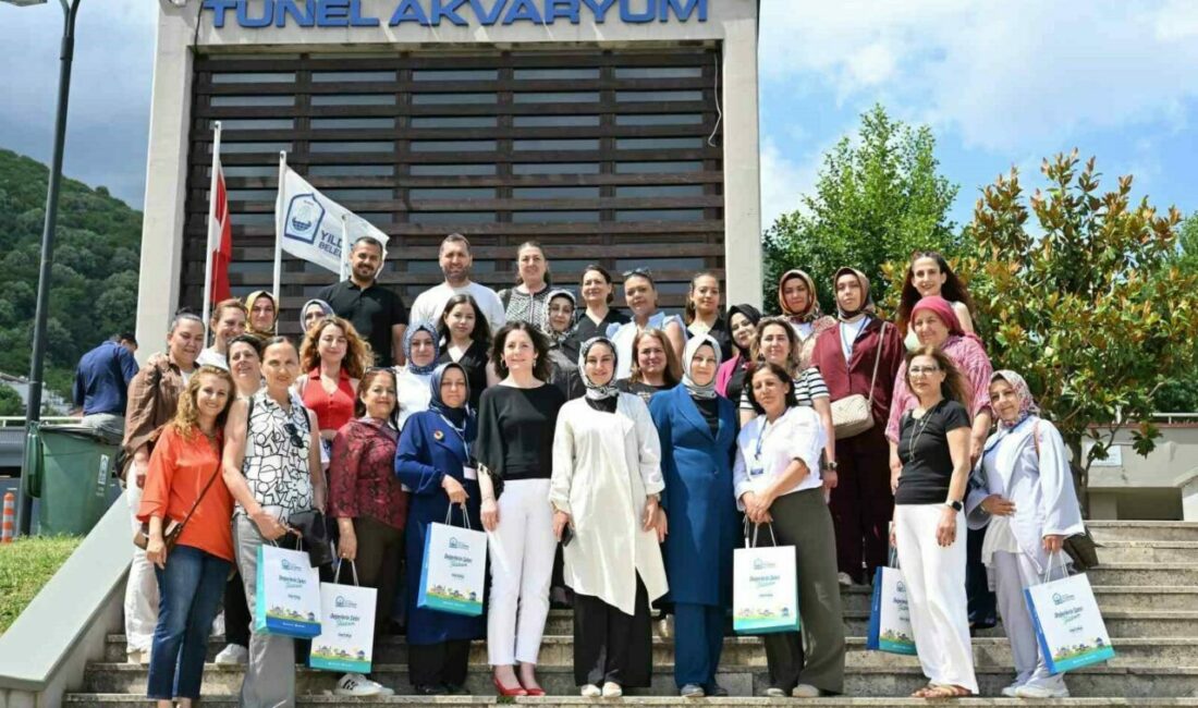 Başkan Yılmaz, üreten kadınları ağırladı Yıldırım Belediye Başkanı Oktay Yılmaz, deprem bölgesinden Yıldırım’a gelen kadın