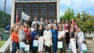 Yıldırım Belediye Başkanı Oktay Yılmaz, deprem bölgesinden Yıldırım’a gelen kadın