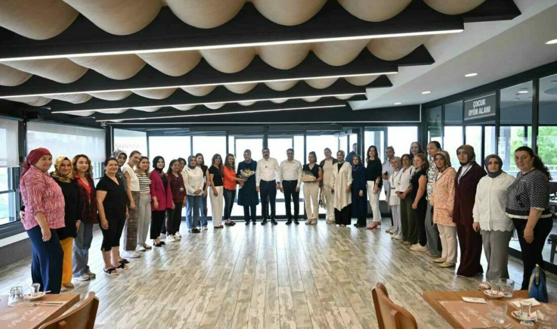 Başkan Yılmaz üreten kadınları ağırladı Yıldırım Belediye Başkanı Oktay Yılmaz, deprem bölgesinden Yıldırım’a gelen kadın