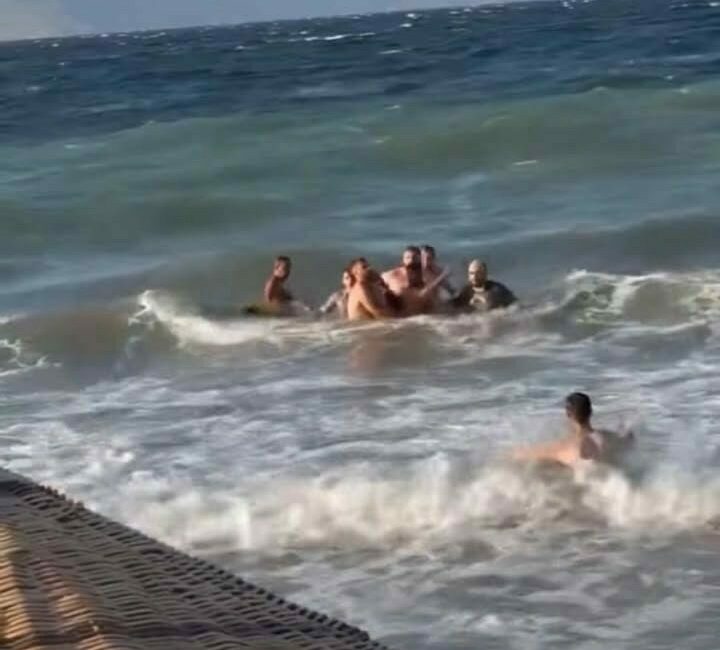 Bursa’nın Mudanya ilçesinde arkadaşlarıyla birlikte denize giren bir kişi, dalgalar