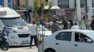 Bursa’da yol verme tartışması sebebiyle tartışan sürücüler, araçlarından inip kavgaya