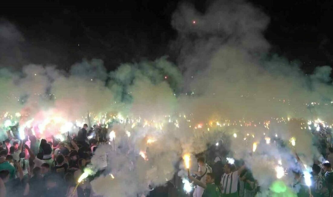 Böyle kutlama görülmedi, binlerce taraftar geceyi aydınlattı Bursaspor 62. kuruluş yıldönümünü binlerce taraftarıyla meşaleler yakarak kutladı. Bursaspor