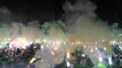 Bursaspor 62. kuruluş yıldönümünü binlerce taraftarıyla meşaleler yakarak kutladı. Bursaspor