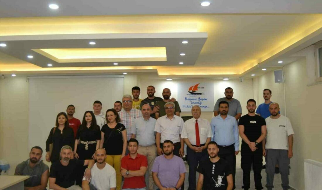 Bursa Denetimli Serbestlik Müdürlüğü Kurum Müdürü Cihat Çanak, beraberindeki psikolog,