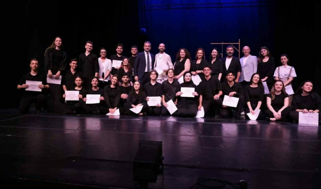 Bursa Devlet Tiyatrosu’nun 53 yıllık köklü geleneğini sürdüren Feraizcizade Gençlik