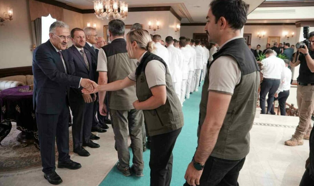 Bursa protokolü, valilik binasında gerçekleştirilen bayramlaşma töreninde bir araya geldi.