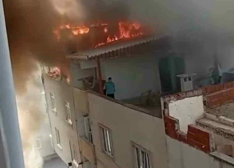 Bursa’da 3 katlı bir binanın çatı katında çıkan yangın, mahalle