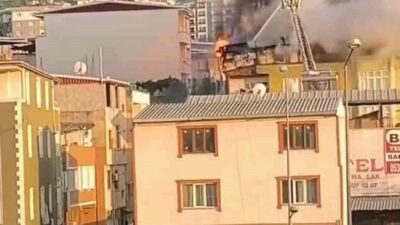 Bursa’da 5 katlı binanın çatı katı alevlere teslim oldu. Yangın,
