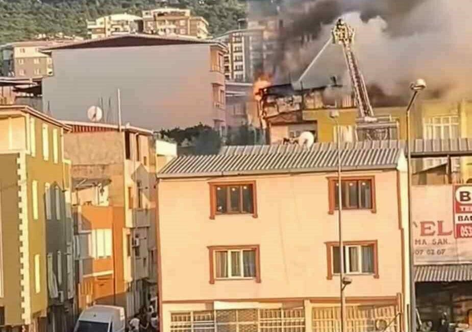 Bursa’da 5 katlı binanın çatı katı alevlere teslim oldu. Yangın,