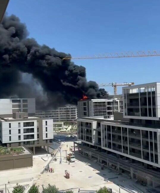 Bursa’da 8 katlı binanın en üst katında çıkan yangın paniğe