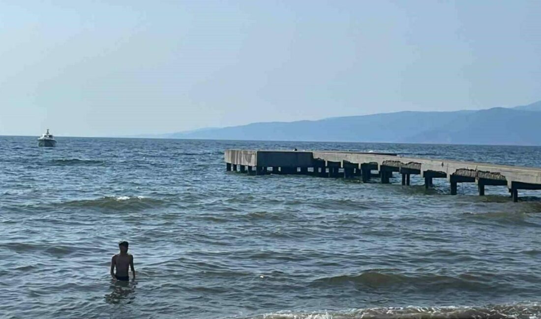 Bursa’da girdikleri denizde akıntıya kapılan 2 gençten biri kurtarılırken, diğerinin