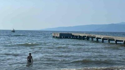 Bursa’da girdikleri denizde akıntıya kapılan 2 gençten biri kurtarılırken, diğerinin