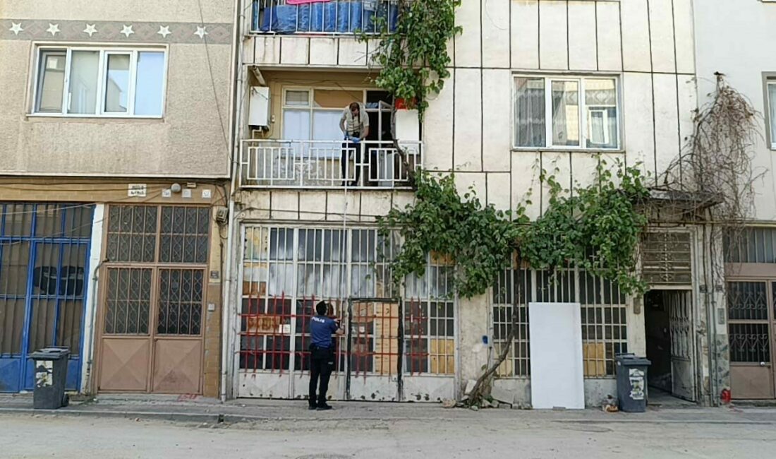 Bursa’nın İnegöl ilçesinde balkondan düşen 2 yaşındaki çocuk ağır yaralandı.