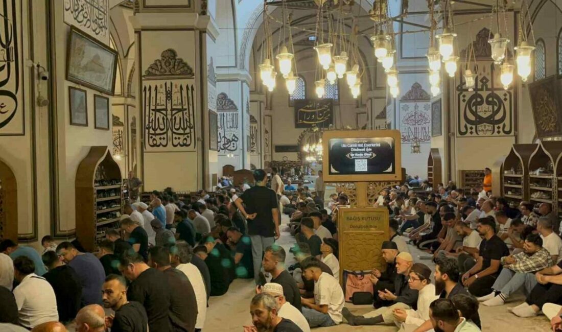 Bursa’da binlerce vatandaş, Kurban Bayramı vesilesiyle bayram namazında Ulu Cami’ye
