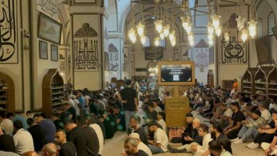 Bursa’da binlerce vatandaş, Kurban Bayramı vesilesiyle bayram namazında Ulu Cami’ye