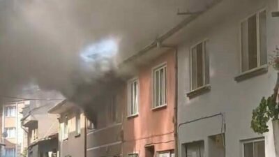 Bursa’nın İnegöl ilçesinde 2 katlı bir binada çıkan yangın, itfaiye