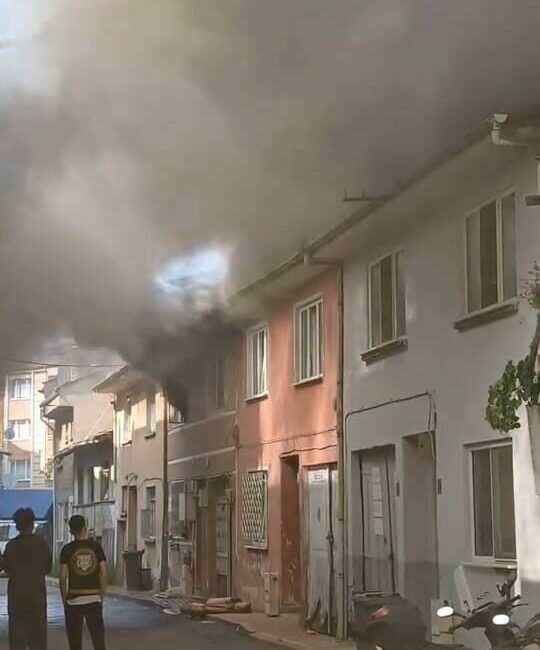 Bursa’nın İnegöl ilçesinde 2 katlı bir binada çıkan yangın, itfaiye