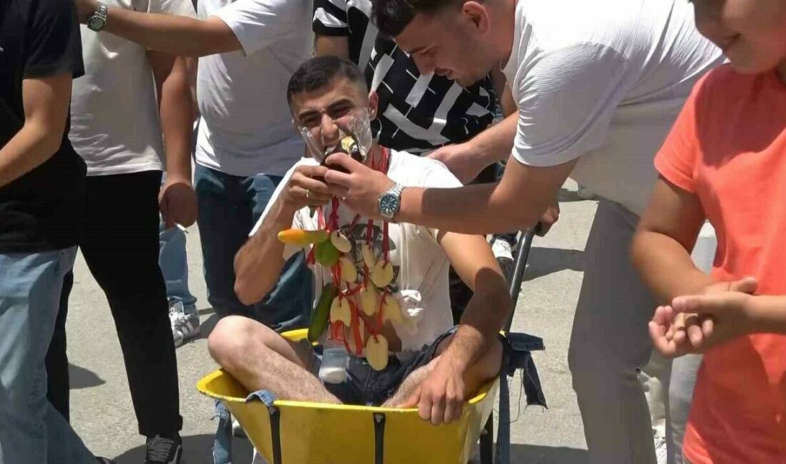 Bursa’da damada işkence gibi düğün…Başına gelmeyen kalmadı Bursa’da Onur ve Sude Naz Sayar çifti görkemli bir düğünle