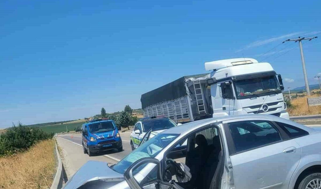 Bursa’da dikkatsizlik kazaya sebep oldu: 5 yaralı Bursa’nın Karacabey ilçesinde iki otomobilin çarpışması sonucu 5 kişi yaralandı