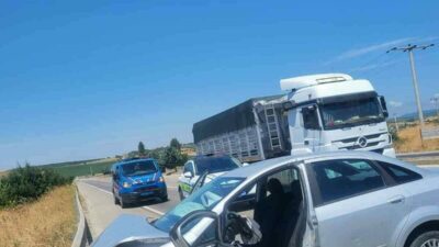 Bursa’nın Karacabey ilçesinde iki otomobilin çarpışması sonucu 5 kişi yaralandı