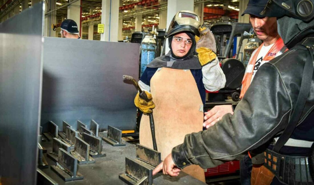 Bursa Büyükşehir Belediyesi tarafından düzenlenen ‘Gazaltı kaynak eğitimi’ne katılan kadınlar,