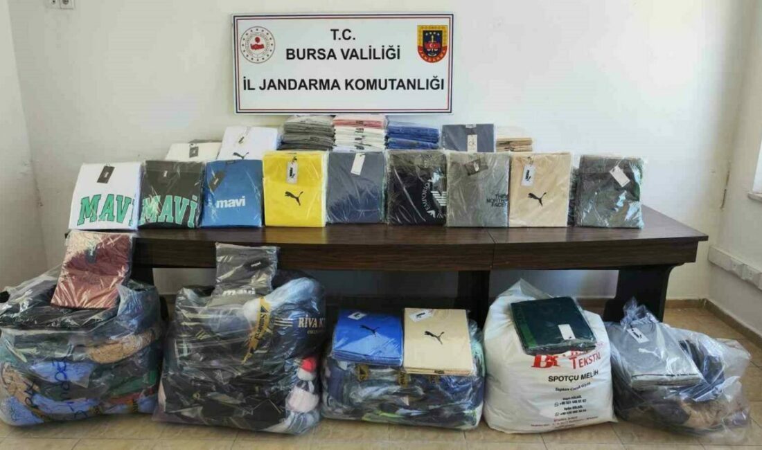 Bursa’da kaçak kıyafet operasyonu: 2 milyon TL değerinde malzeme ele geçirildi Bursa’nın İnegöl ilçesinde jandarma ekipleri tarafından gerçekleştirilen operasyonda, kaçak yollarla