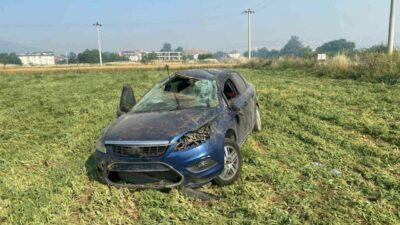 Bursa’nın İnegöl ilçesinde kontrolden çıkan otomobilin tarlaya uçtuğu kazada sürücü